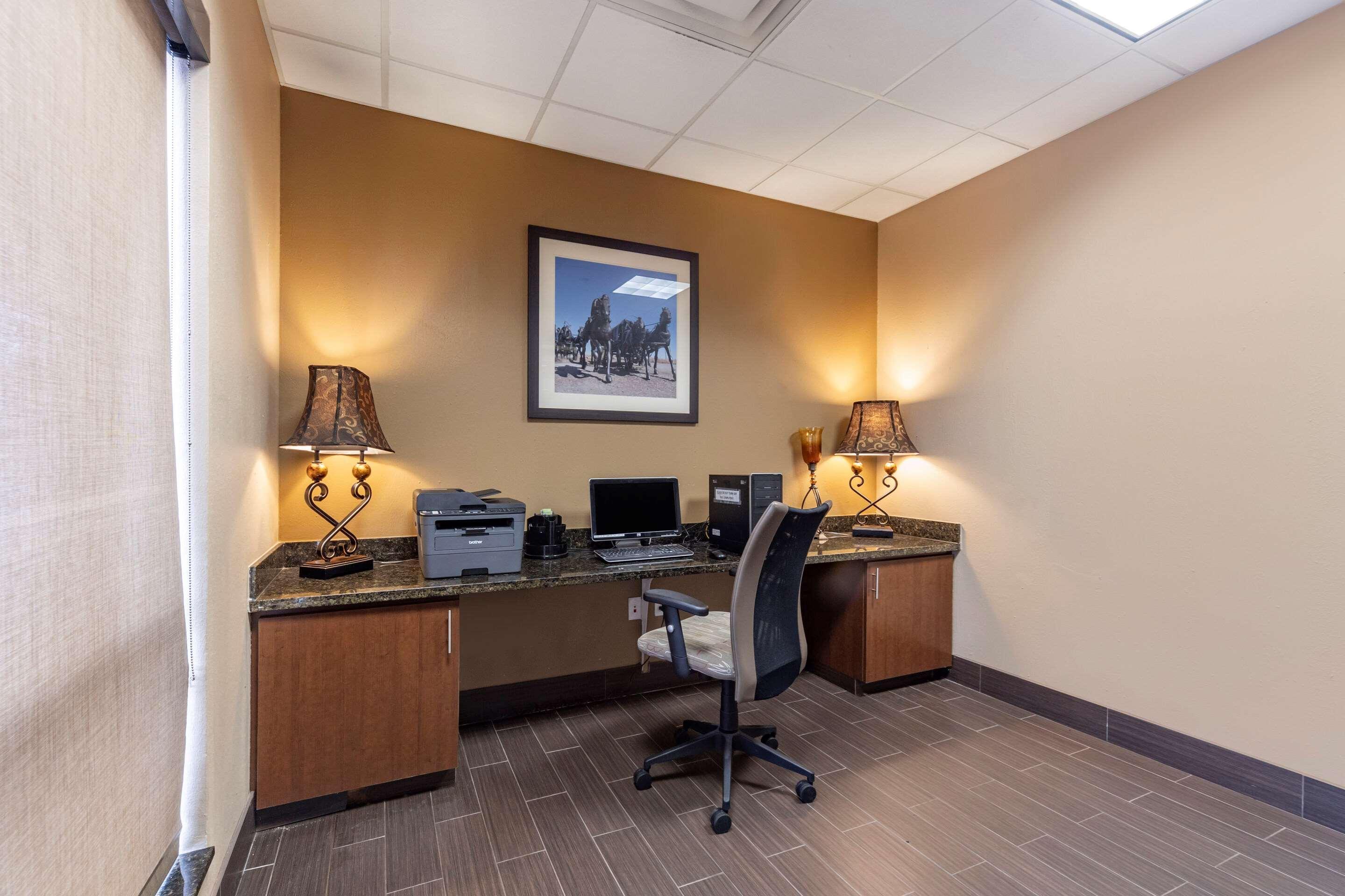Comfort Inn & Suites Shawnee North Near I-40 Экстерьер фото